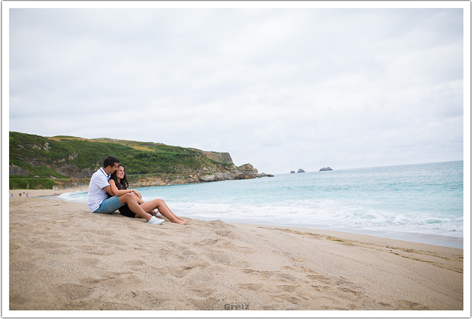 fotografo-bodas-santander-cantabria-preboda-playa-mirando-mar