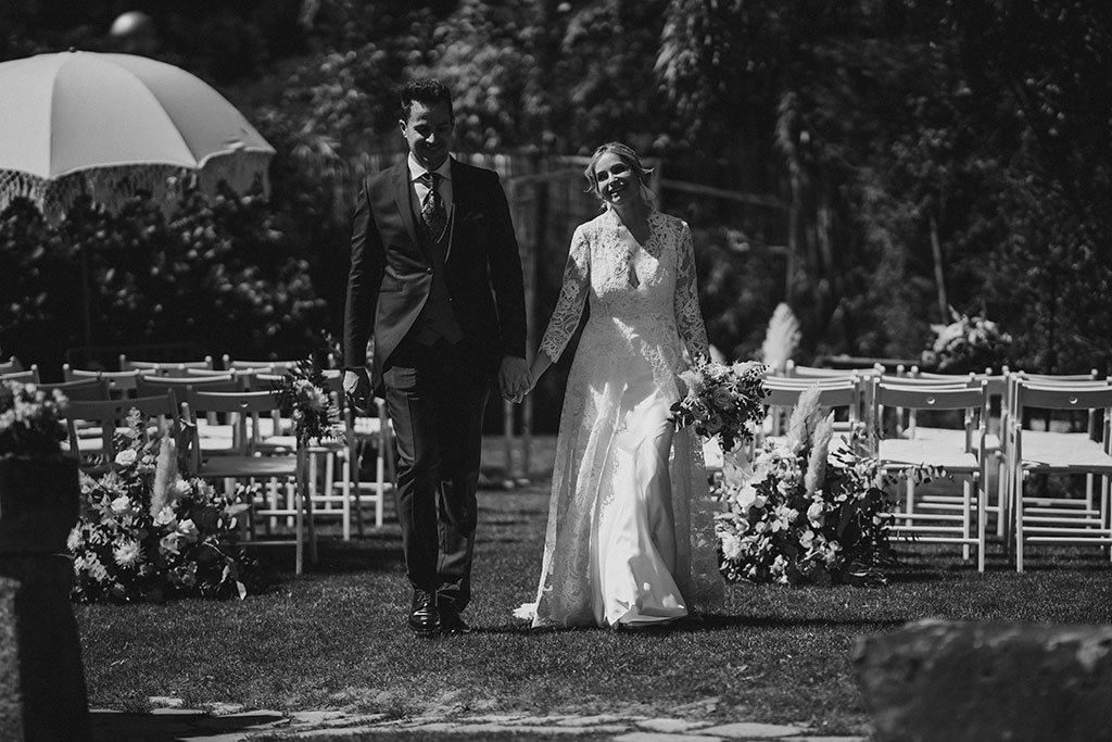 Salida de los novios de la ceremonia