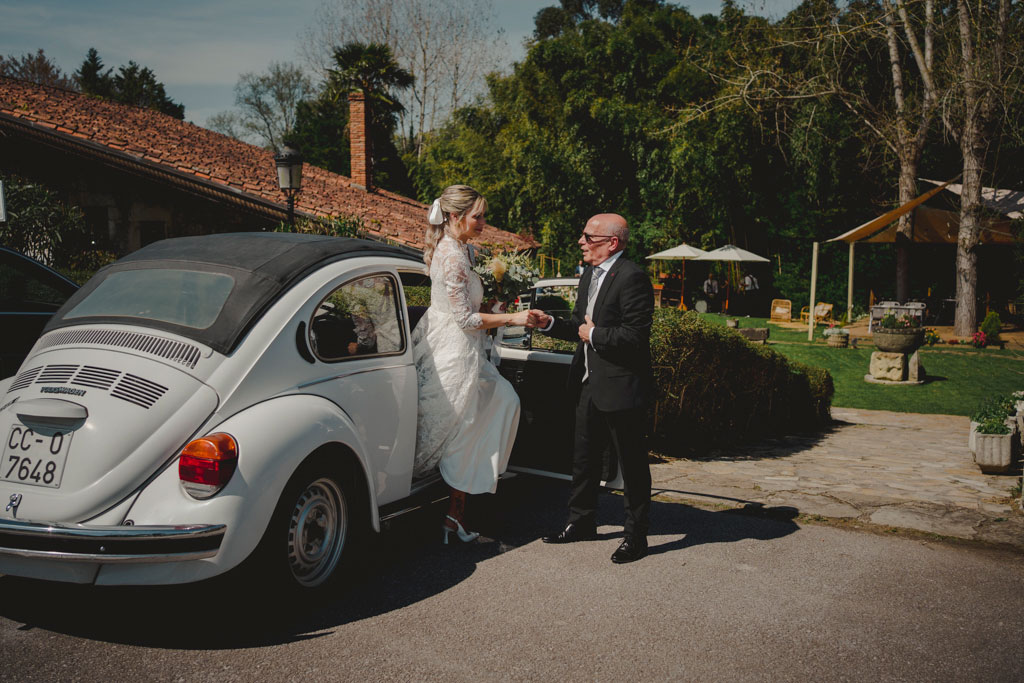 Bajada del coche de la novia