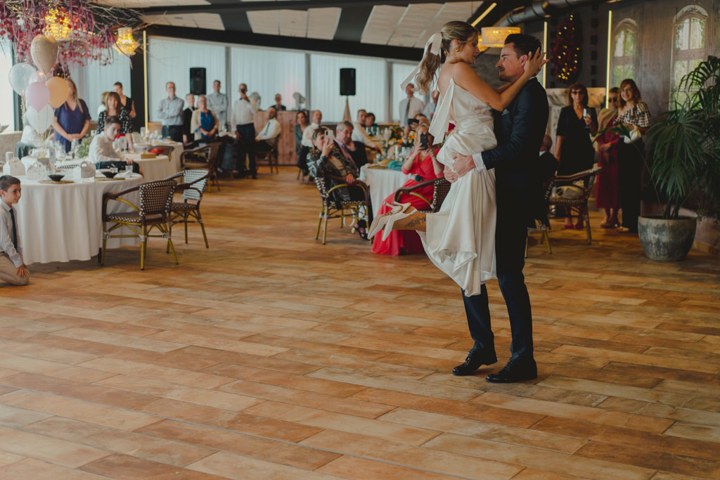 Los novios bailan un tango en su boda