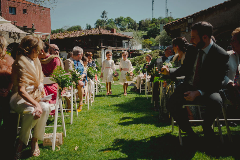 Entrada niñas de arras en boda