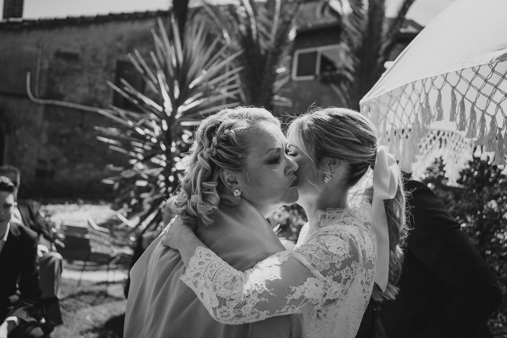 Beso entre tia y novia en la boda