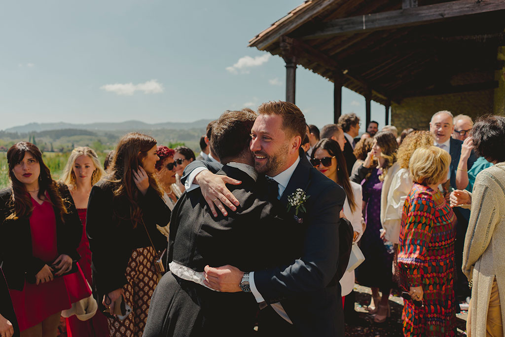 Javier le da un abrazo a su amigo