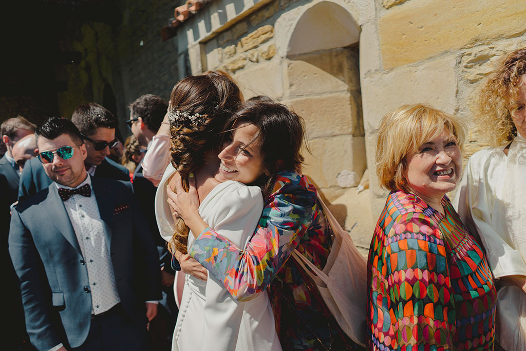 La novia se abraza con su amiga