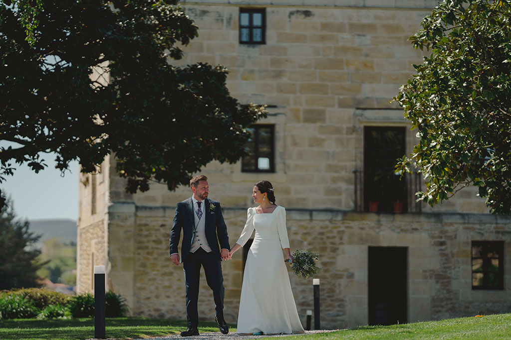 Pareja pasea por el Palacio de Mijares