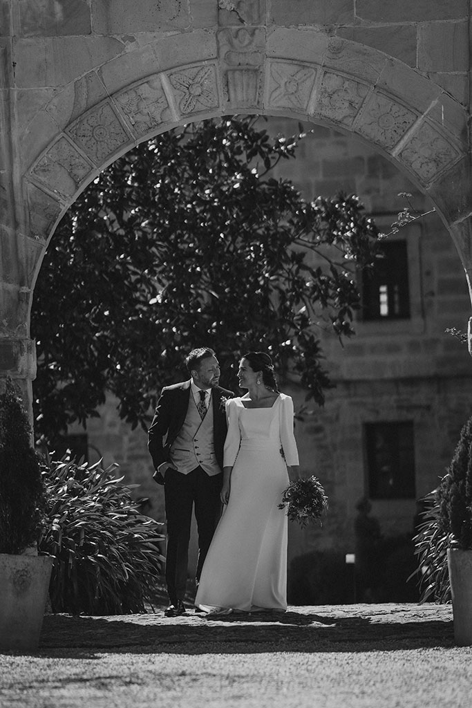 Novios en el arco del Palacio de Mijares