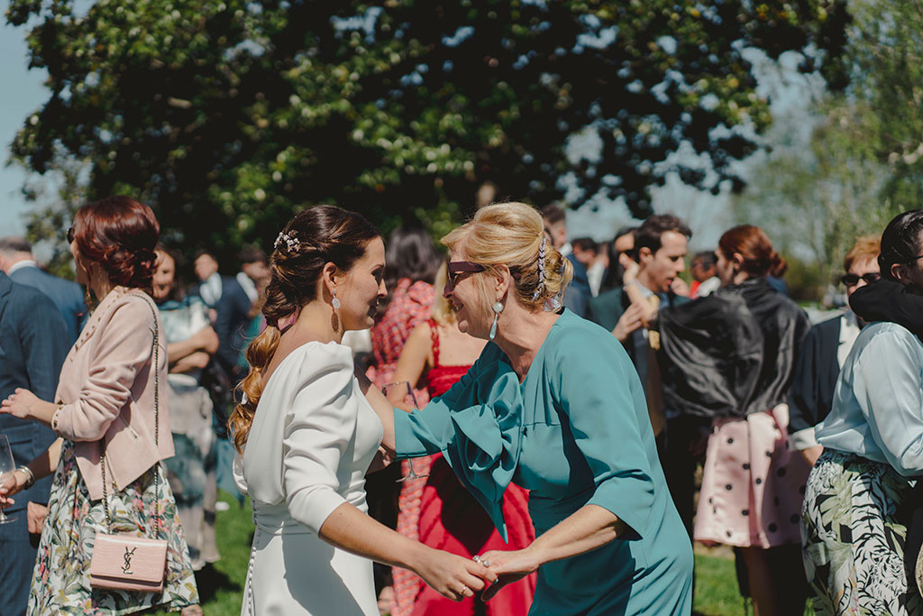 La novia y su madre bailan en el concierto de su boda