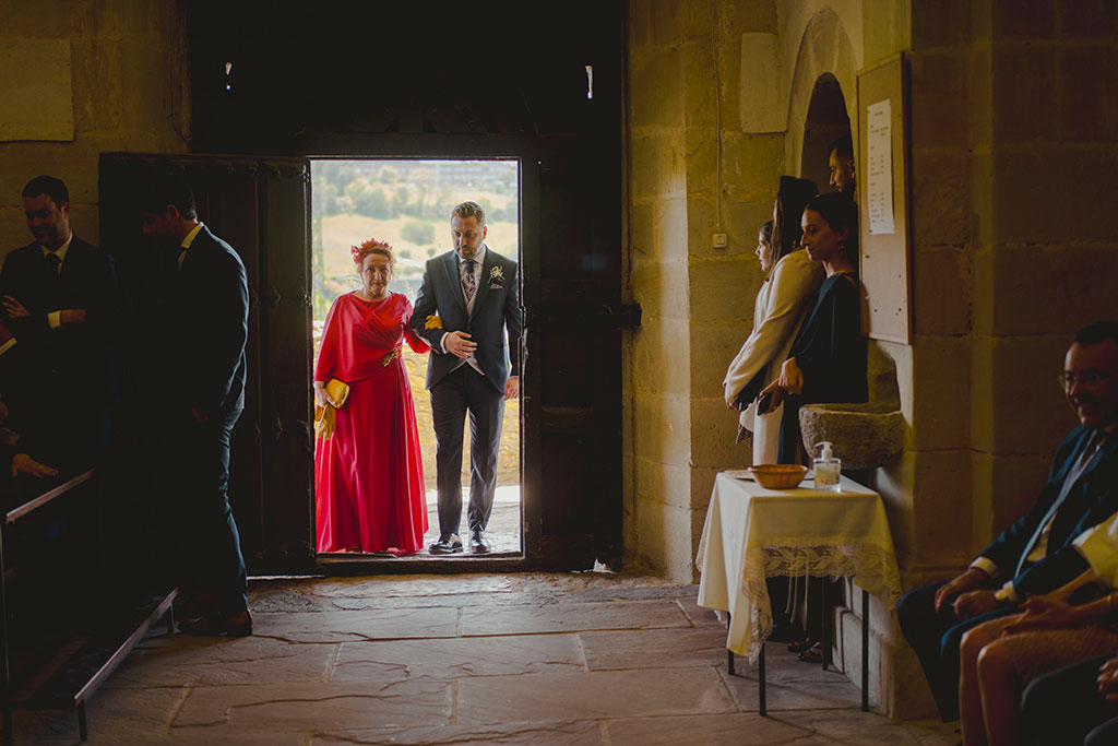 novio y madrina entrando en la iglesia