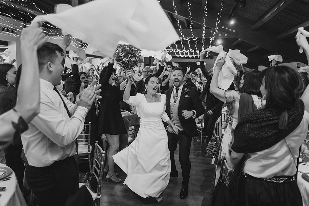 Los novios entran en el comedor de su boda