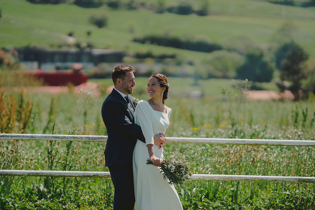 fotografía de la pareja tras su boda