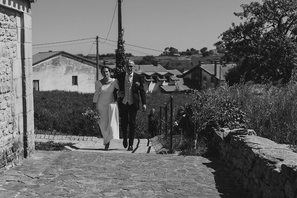 Novia llega a la boda acompañada de su padrino