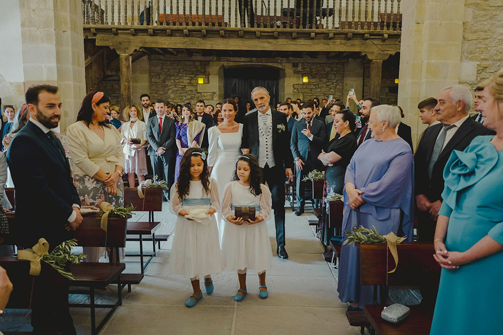 Novia y niñas de arras entrando en la iglesia