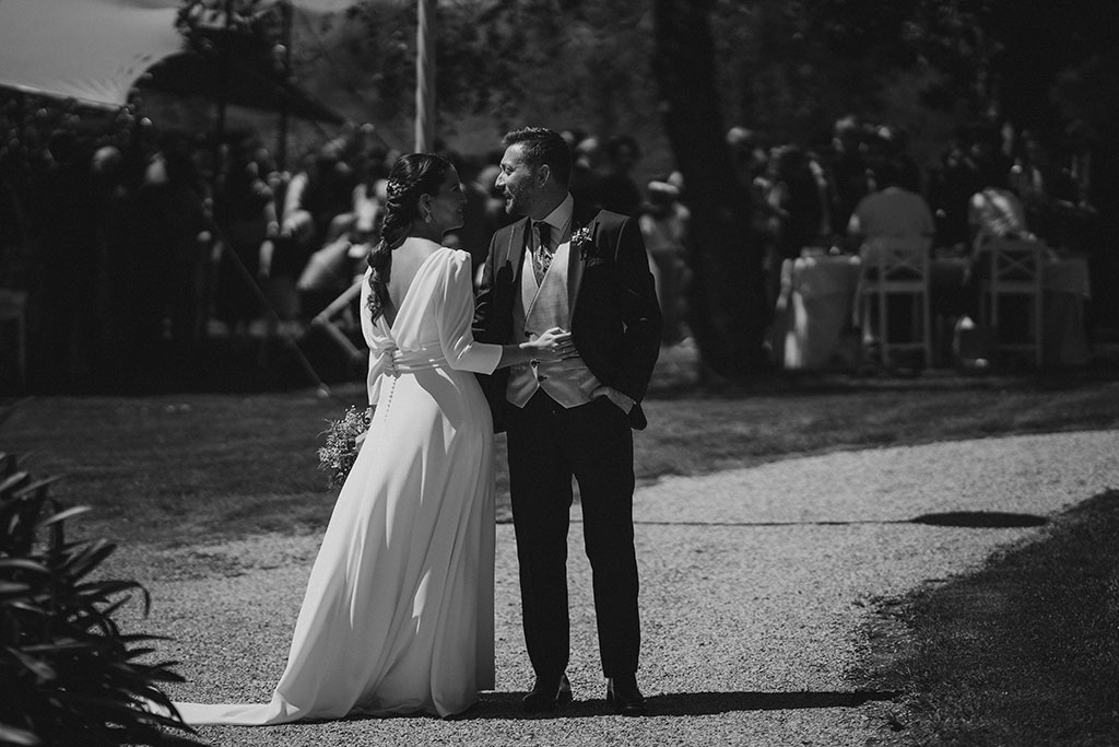 Pareja durante el coctel de su boda