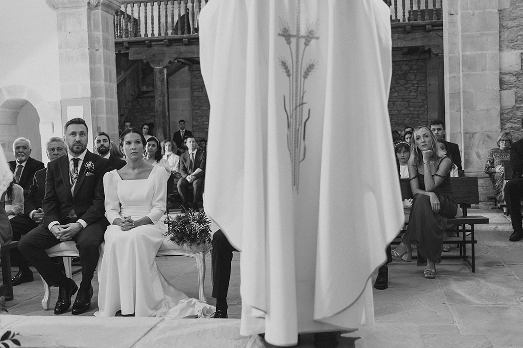 Novios escuchan al sacerdote en la boda