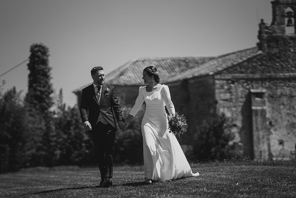 pareja posa para el fotógrafo en su boda