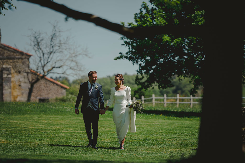 paseo de la pareja tras la ceremonia de su boda