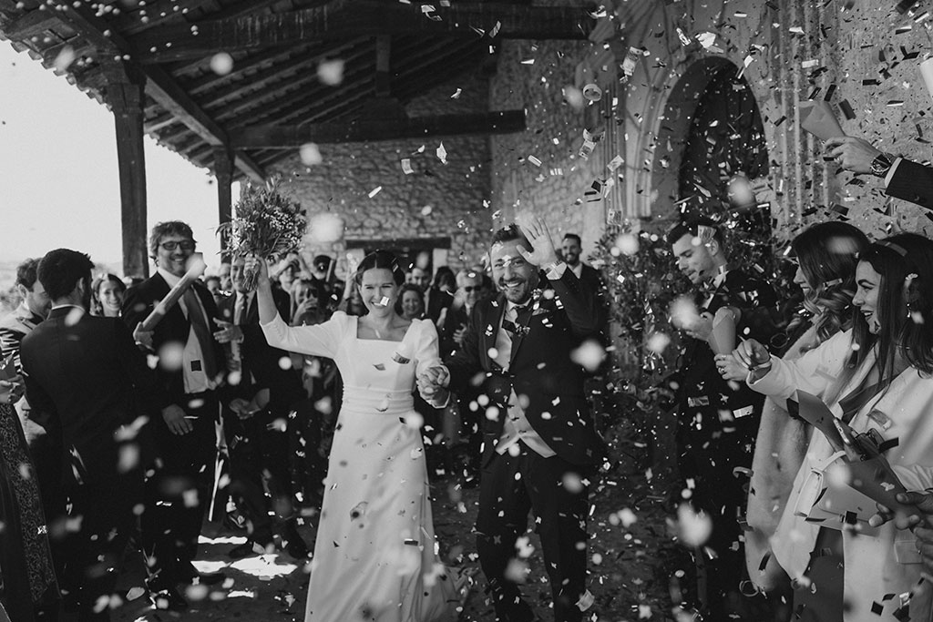 los novios salen de la ceremonia de boda