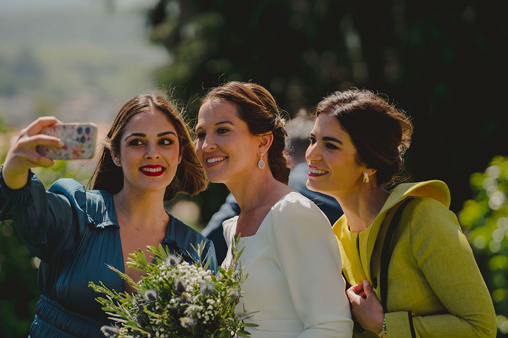 Selfie de dos amigas con la novia en la boda