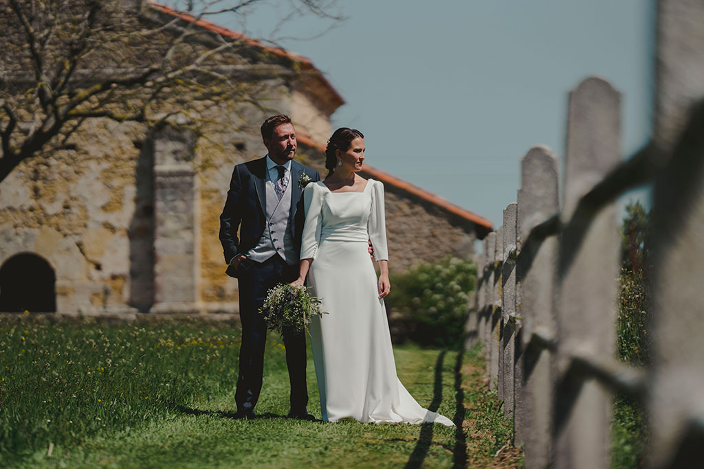 novios posan en su reportaje de boda