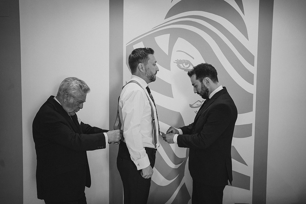 Padre y hermano vistiendo a Javier en su boda