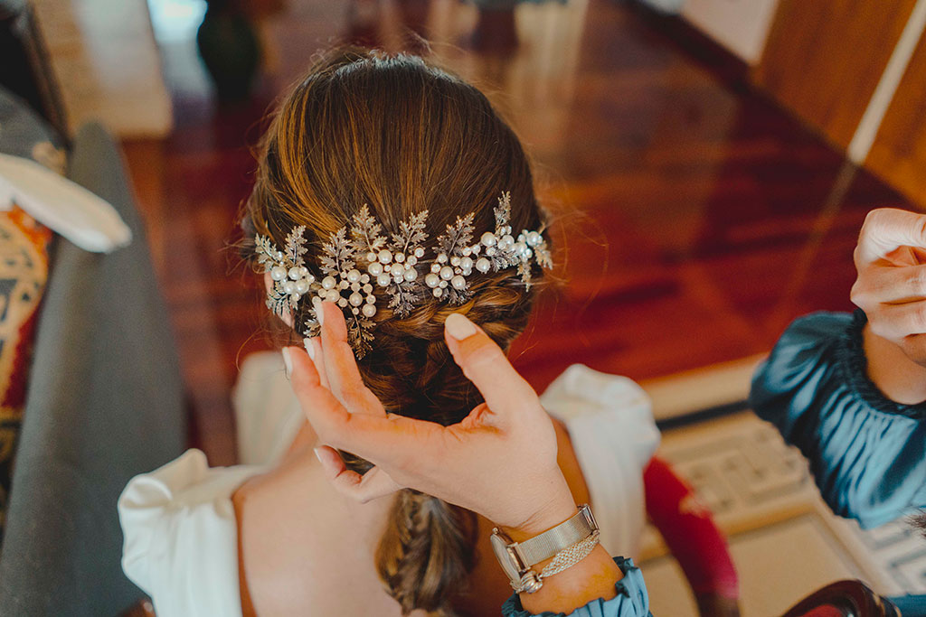 fotografía del tocado en el pelo de la novia para la boda