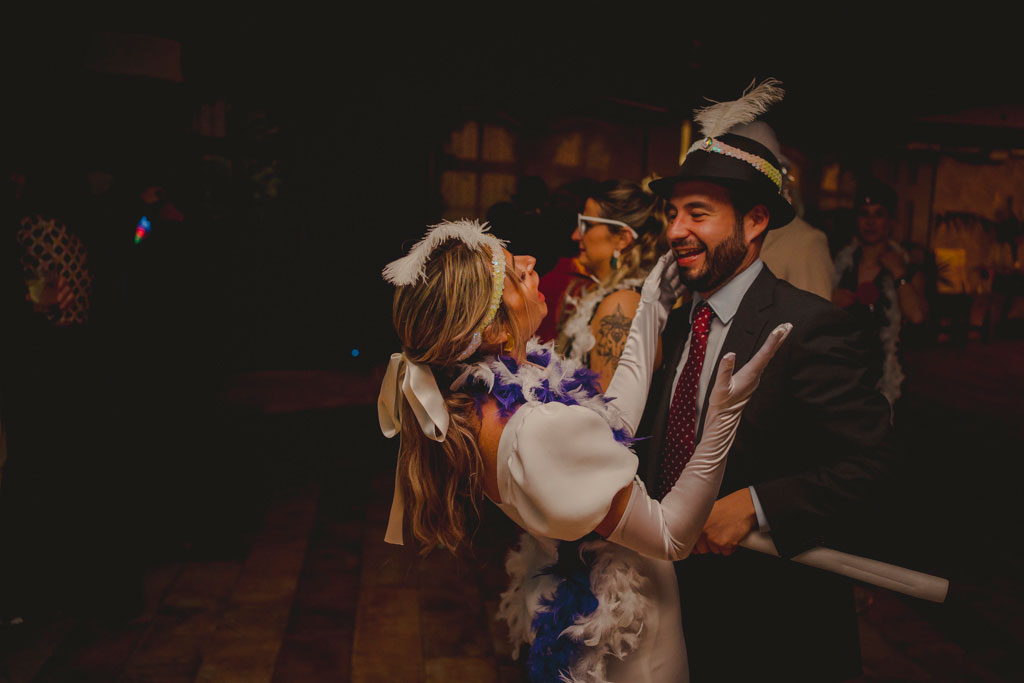 La novia con el hermano en la fiesta de su boda