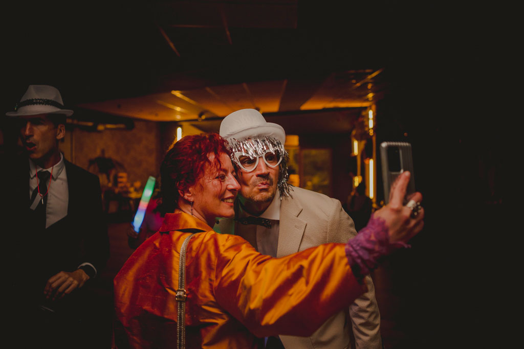 El novio se hace un selfie en la fiesta de su boda