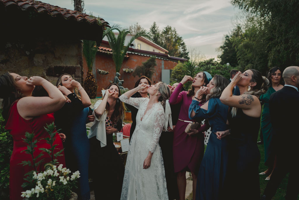 Segundo chupito con amigas en la boda