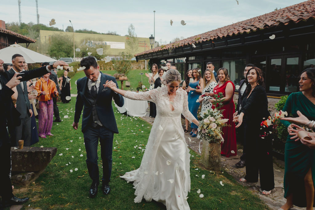 Los novios salen de la ceremonia de su boda