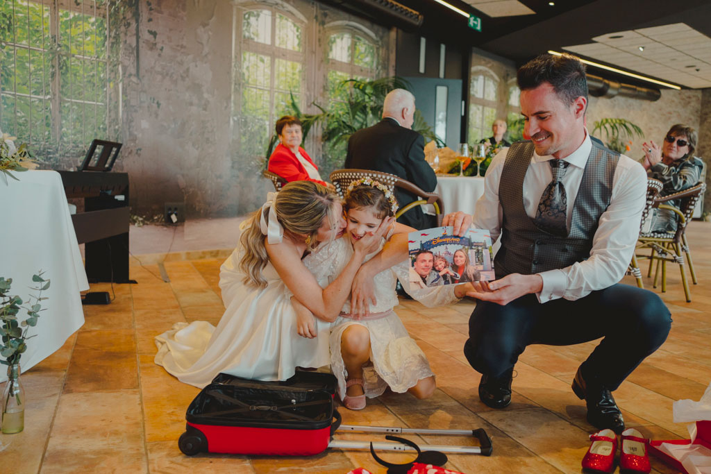 Le regalan a la hija de los novios un viaje a disney