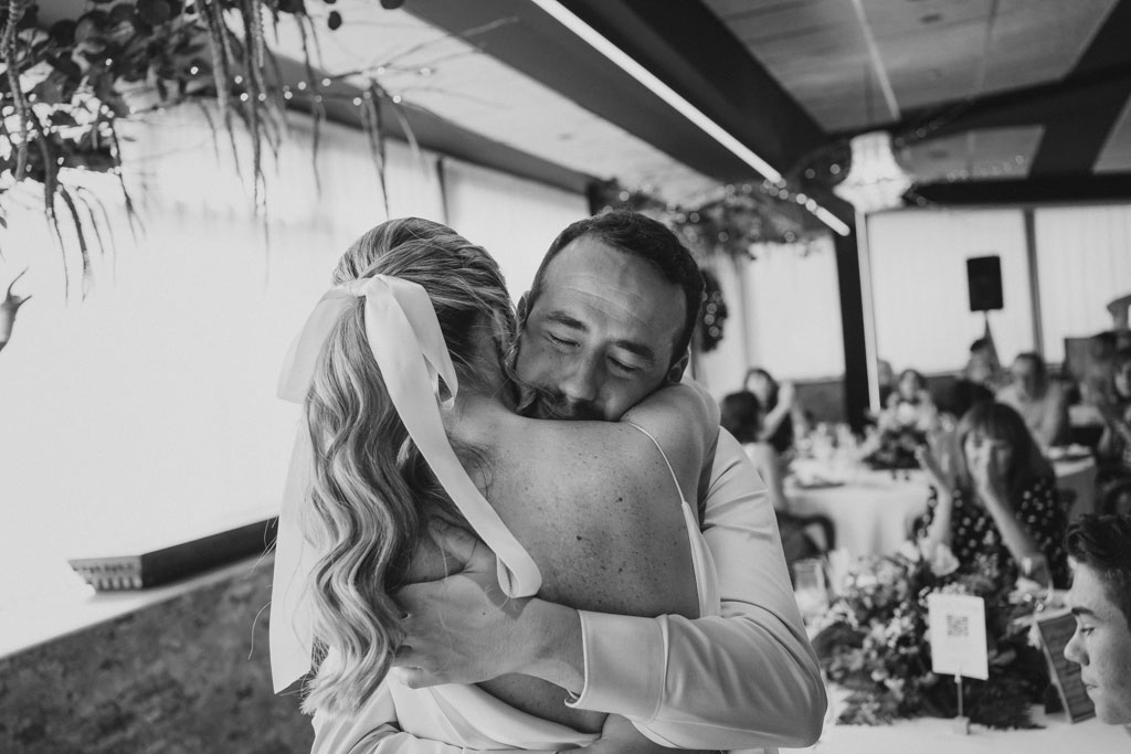 Abrazo con hermano de la novia en boda