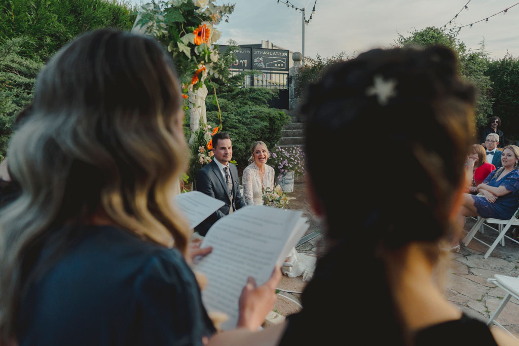 Lectura de amigas de la novia en boda