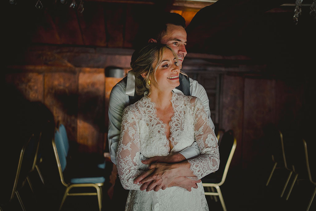 Novios dandose cariño en la boda