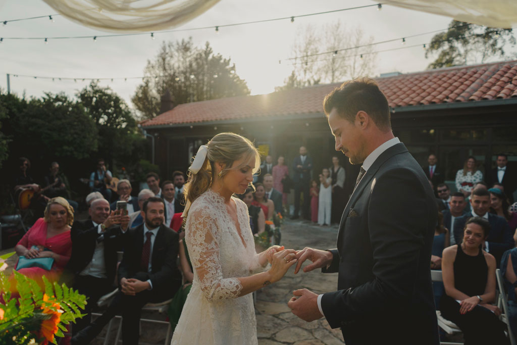 Puesta de anillos en la boda