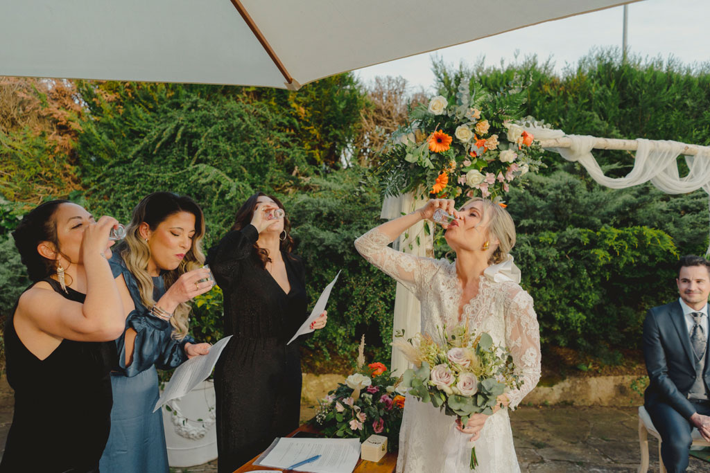 La novia se toma unos chupitos en la boda