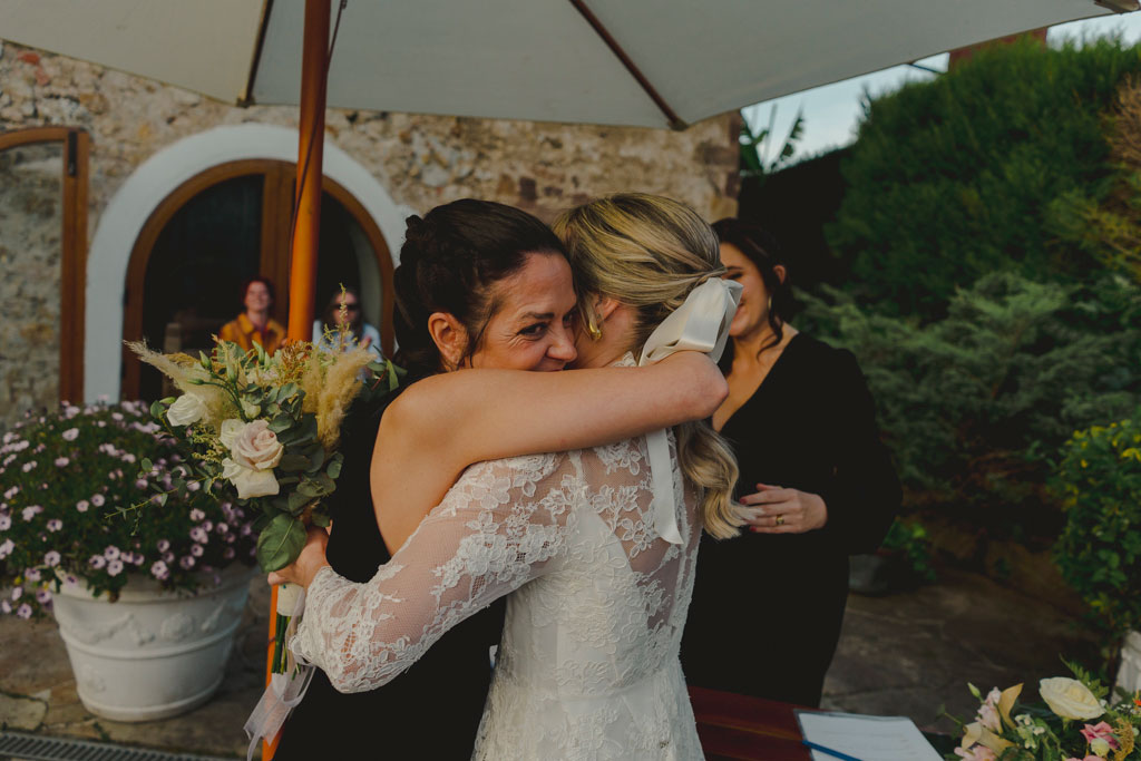 Abrazo con amiga y novia