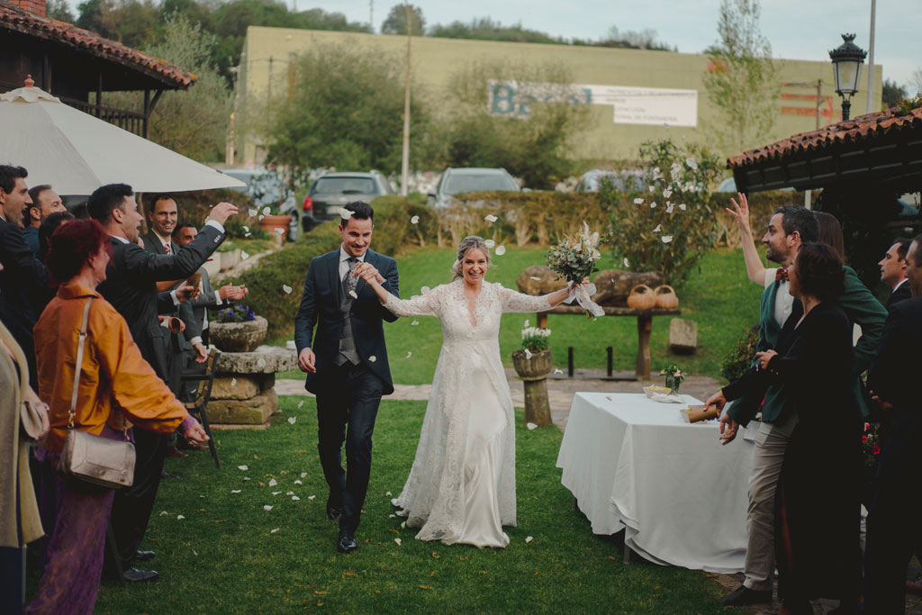 Salida de los novios de la segunda ceremonia de su boda