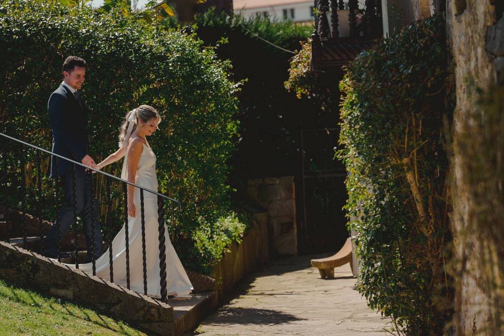 Los novios bajan las escaleras