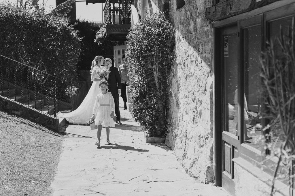 Beso entre novia y padrino antes de la boda