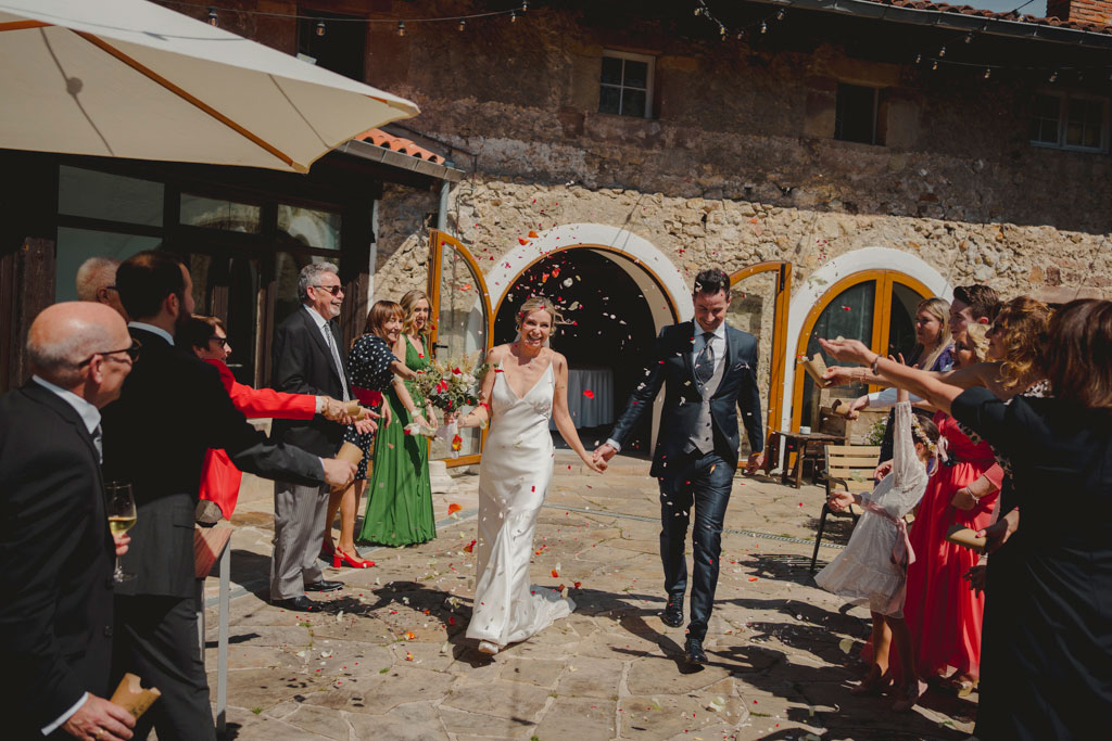 Novios con petalos