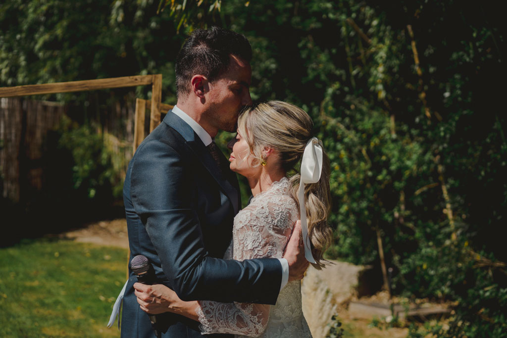 Beso en la frente entre novios