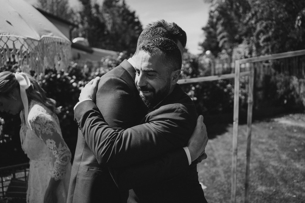 Abrazo entre Novio y Oficiante