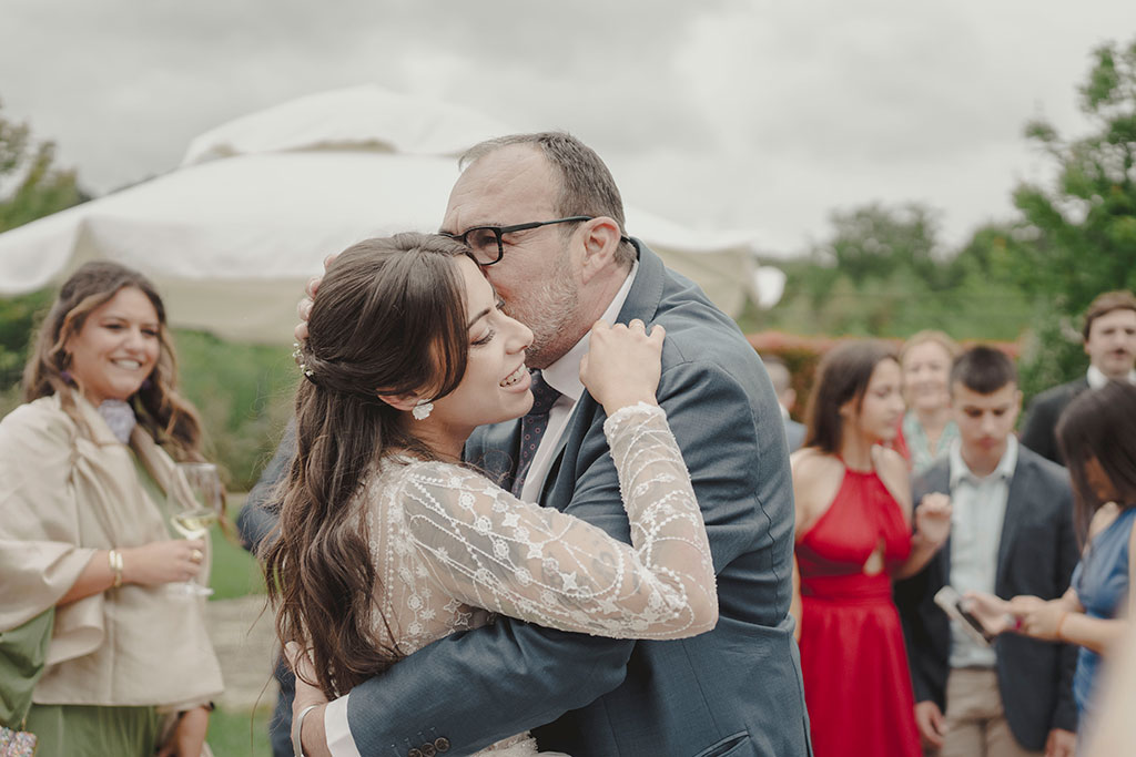 fotografo emocional de boda novia se abraza con papa