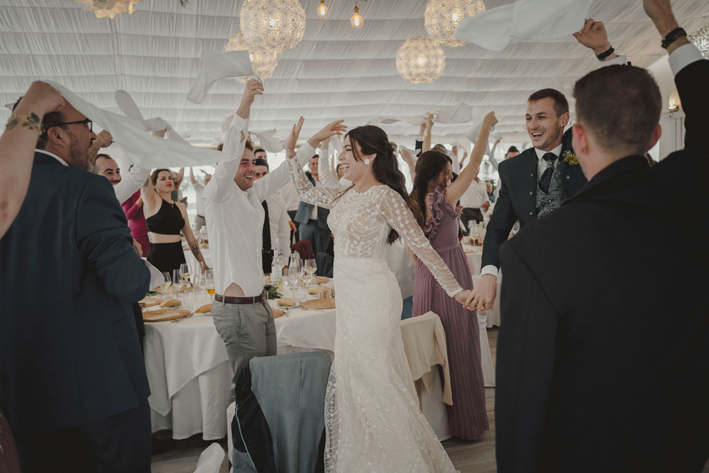 mejor fotografía de boda Santander entrada novios comedor