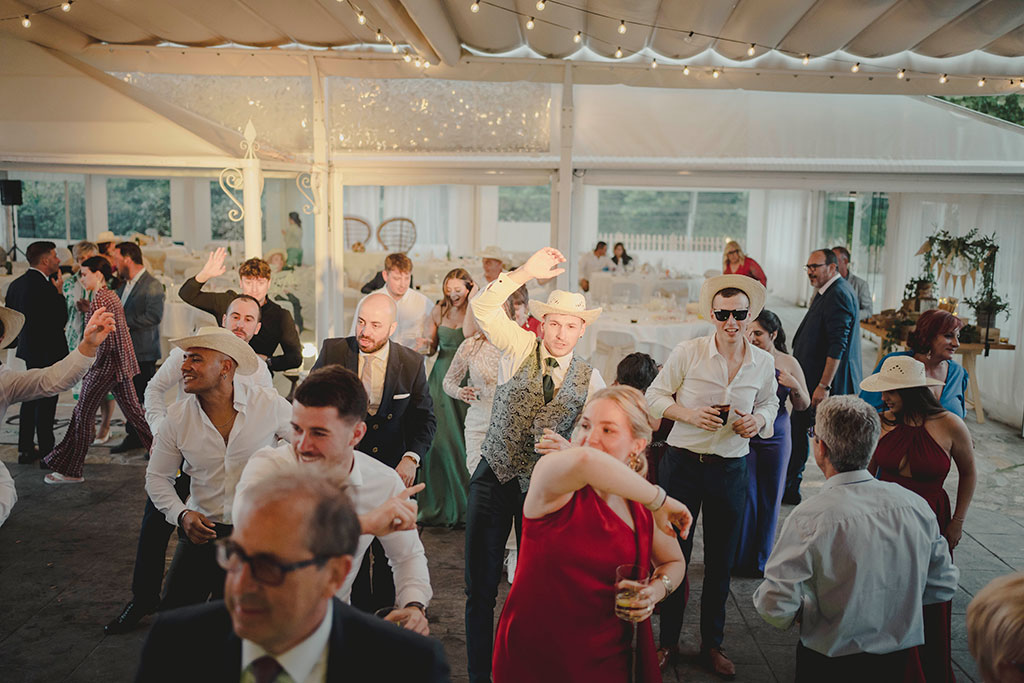 mejor fotografía de boda Santander fiesta con amigos