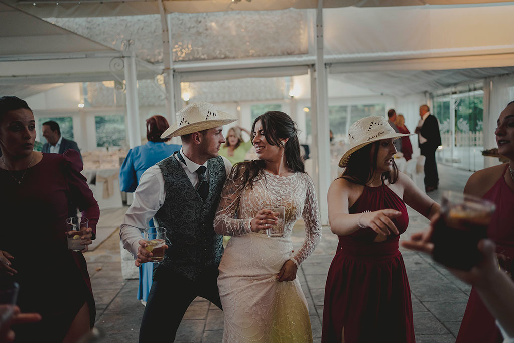 mejor fotógrafo de bodas en Santander pareja en fiesta