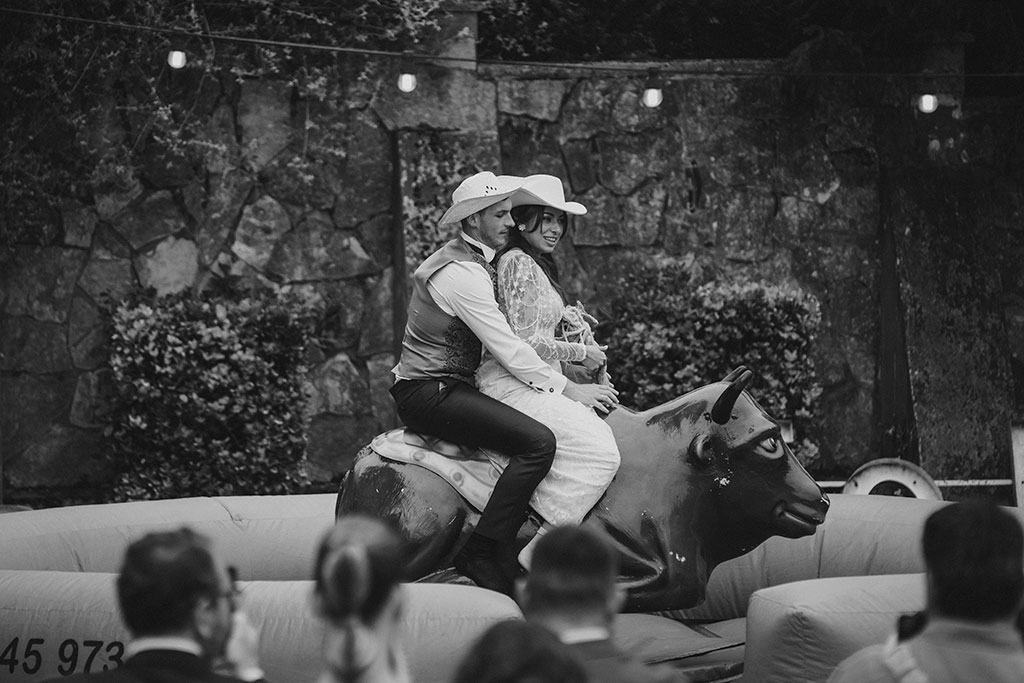 mejor fotógrafo de bodas en Santander toro mecánico