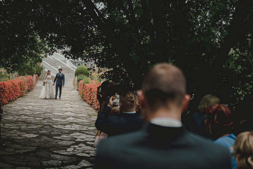 el mejor fotógrafo en Santander la novia entra en la ceremonia