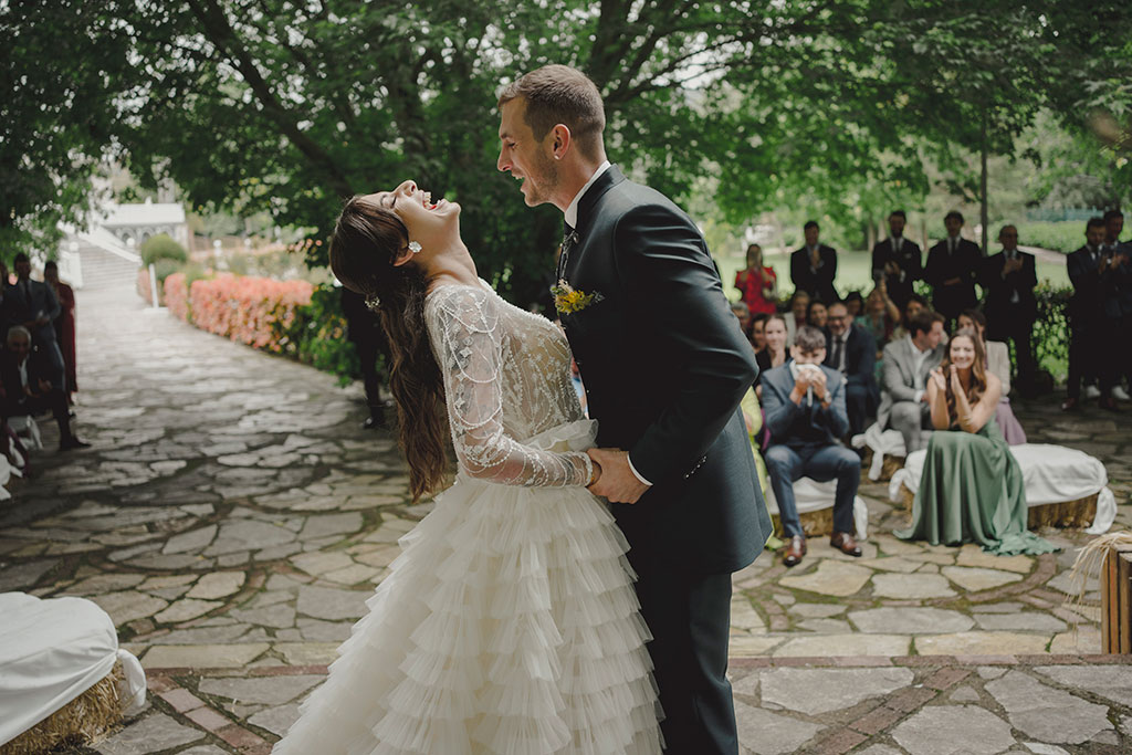 las mejores fotos de boda Santander novia riendose