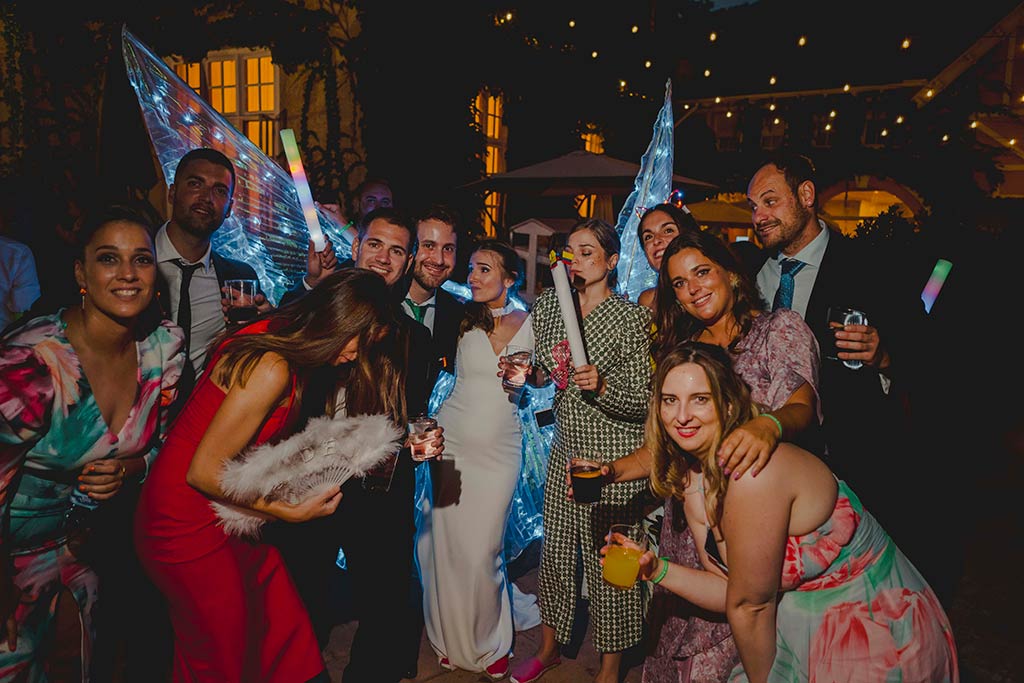 Marcos Greiz es el mejor fotógrafo de bodas en Cantabria grupo en fiesta